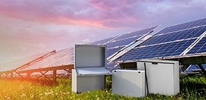 Schneider Electric industriële behuizing bij brug boven het water