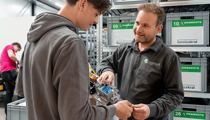 Meindert Engberts coacht een jongere in het vak