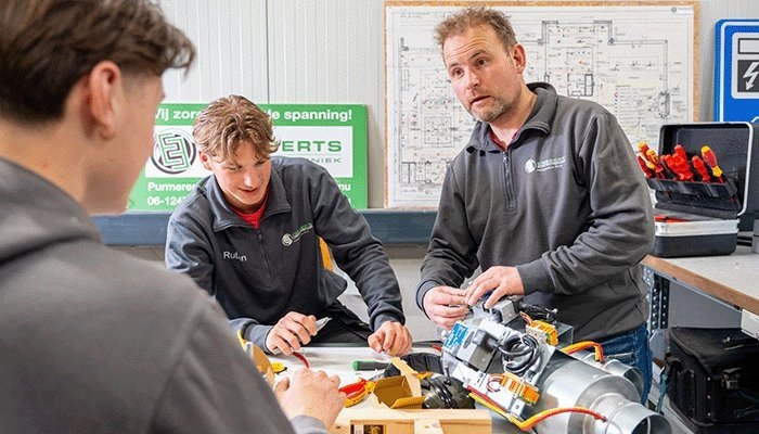 Meindert Engberts laat collega's zien hoe hij zijn werk doet