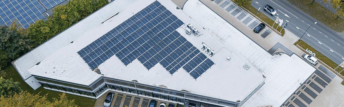 210 zonnepanelen en state-of-the-art laadplein (met laadstations) voor Nou