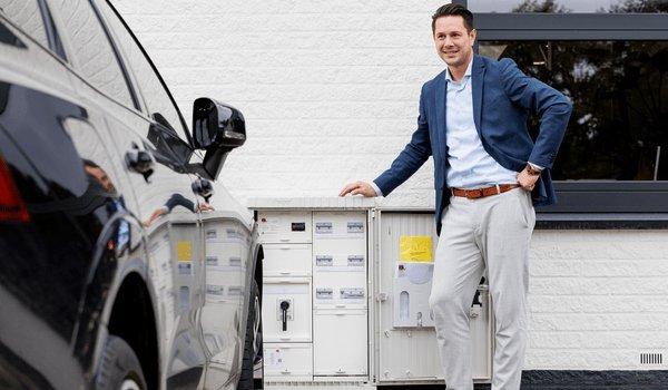 Laadplein bij Nou in Apeldoorn. Gerealiseerd samen met Rexel Nederland. Ontdek Rexel's e-mobility assortiment!