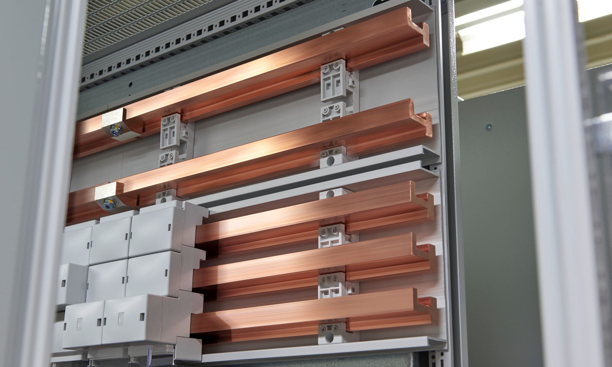 Met RiLine Compact biedt Rittal stroomverdeling tot 160 A in de kleinste ruimte