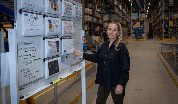 Kim Meijs in het Distributiecentrum van Rexel in Bleiswijk