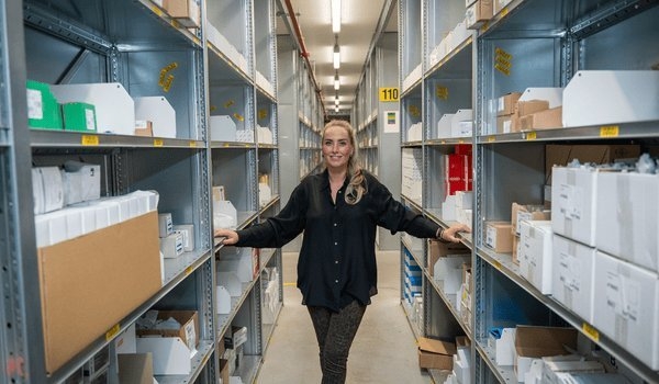 Kim Meijs in het Distributiecentrum in Bleiswijk