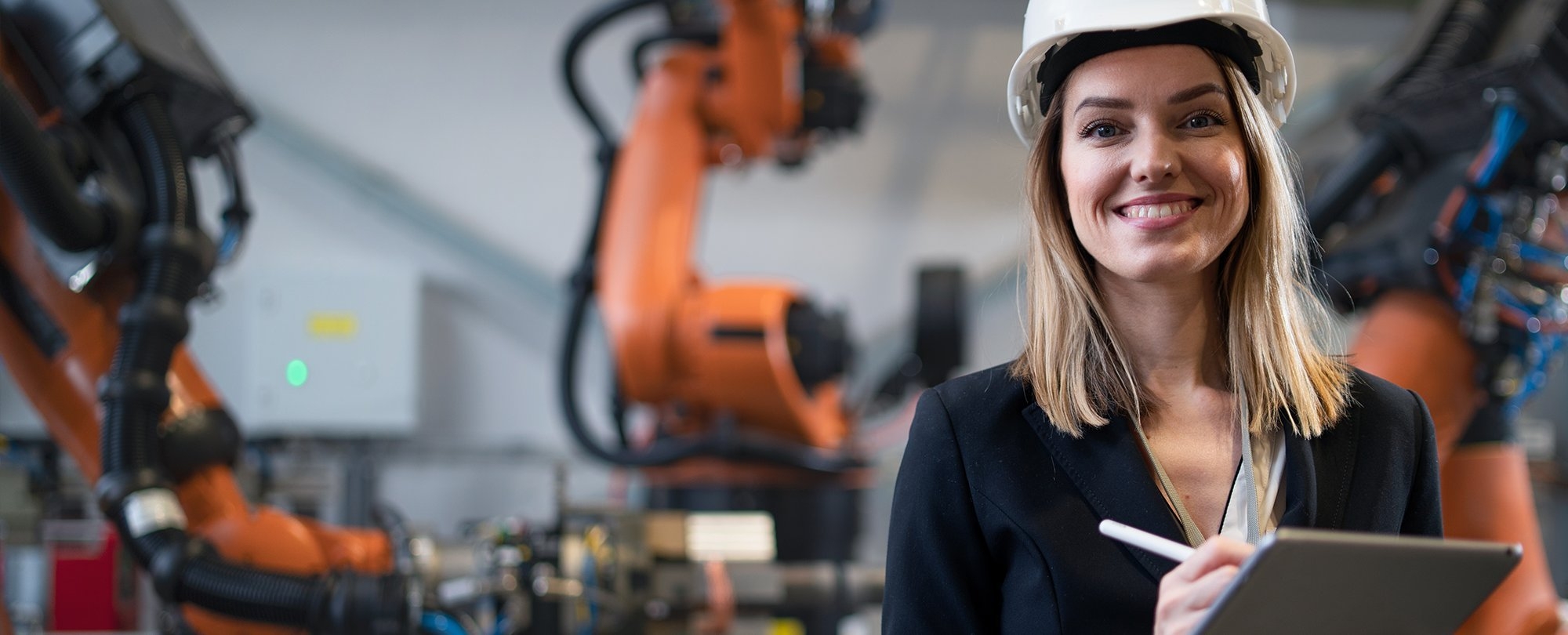 Elektriker mit blauer Kappe, lächelnd