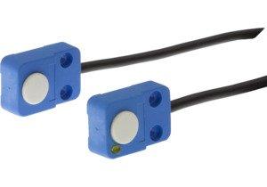 UY210100, Sensor Ultraschall, Einweg-Schranke, 30x12x20mm, Sn: 300, 18-30V DC, PNP NO, Kabel, IP67, Kunststoff, LED