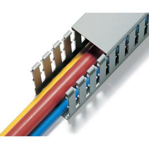 PVC-Kanal mit breiten Stegen und Schlitzen und Haltenase T1-F-100X80mm