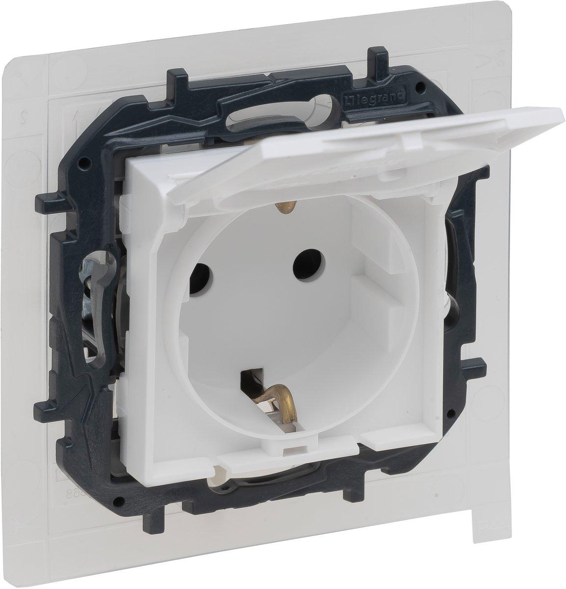 Niloe Step Schutzkontakt Steckdose IP44 erh. Berührungsschutz Farbe: Ultraweiß