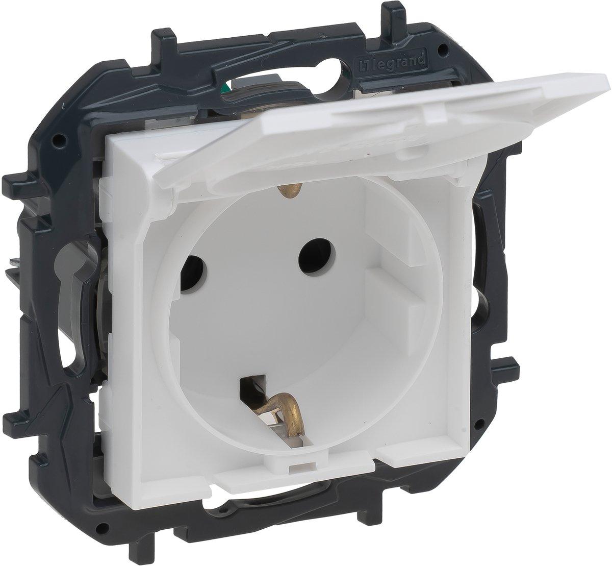 Niloe Step V4 Steckdose erhöhter Berührungsschutz Klappdeckel. Farbe: Ultraweiß